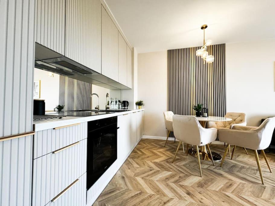 Balcony & Parking, Modern Elegant Apartment! Near Tram วรอตซวาฟ ภายนอก รูปภาพ