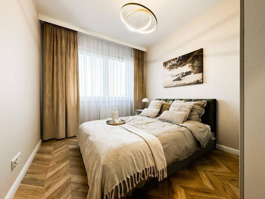 Balcony & Parking, Modern Elegant Apartment! Near Tram วรอตซวาฟ ภายนอก รูปภาพ