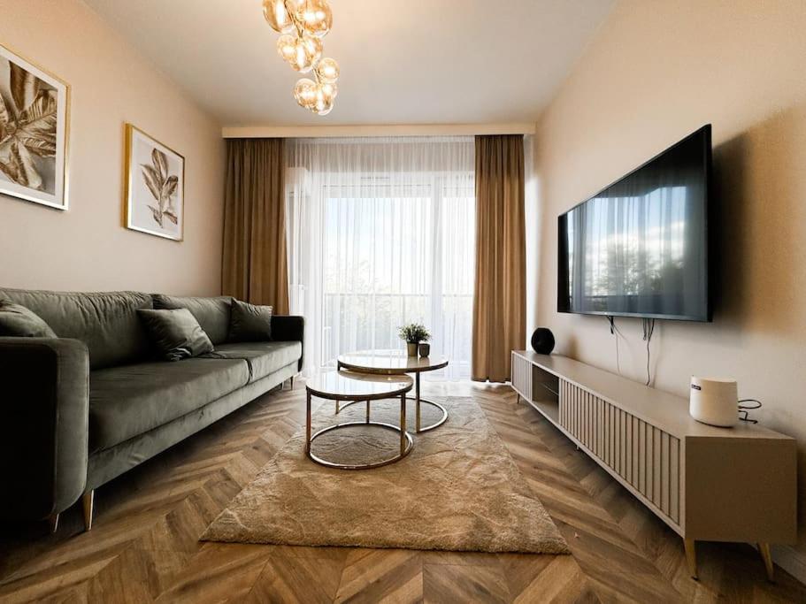 Balcony & Parking, Modern Elegant Apartment! Near Tram วรอตซวาฟ ภายนอก รูปภาพ