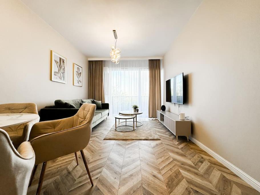 Balcony & Parking, Modern Elegant Apartment! Near Tram วรอตซวาฟ ภายนอก รูปภาพ